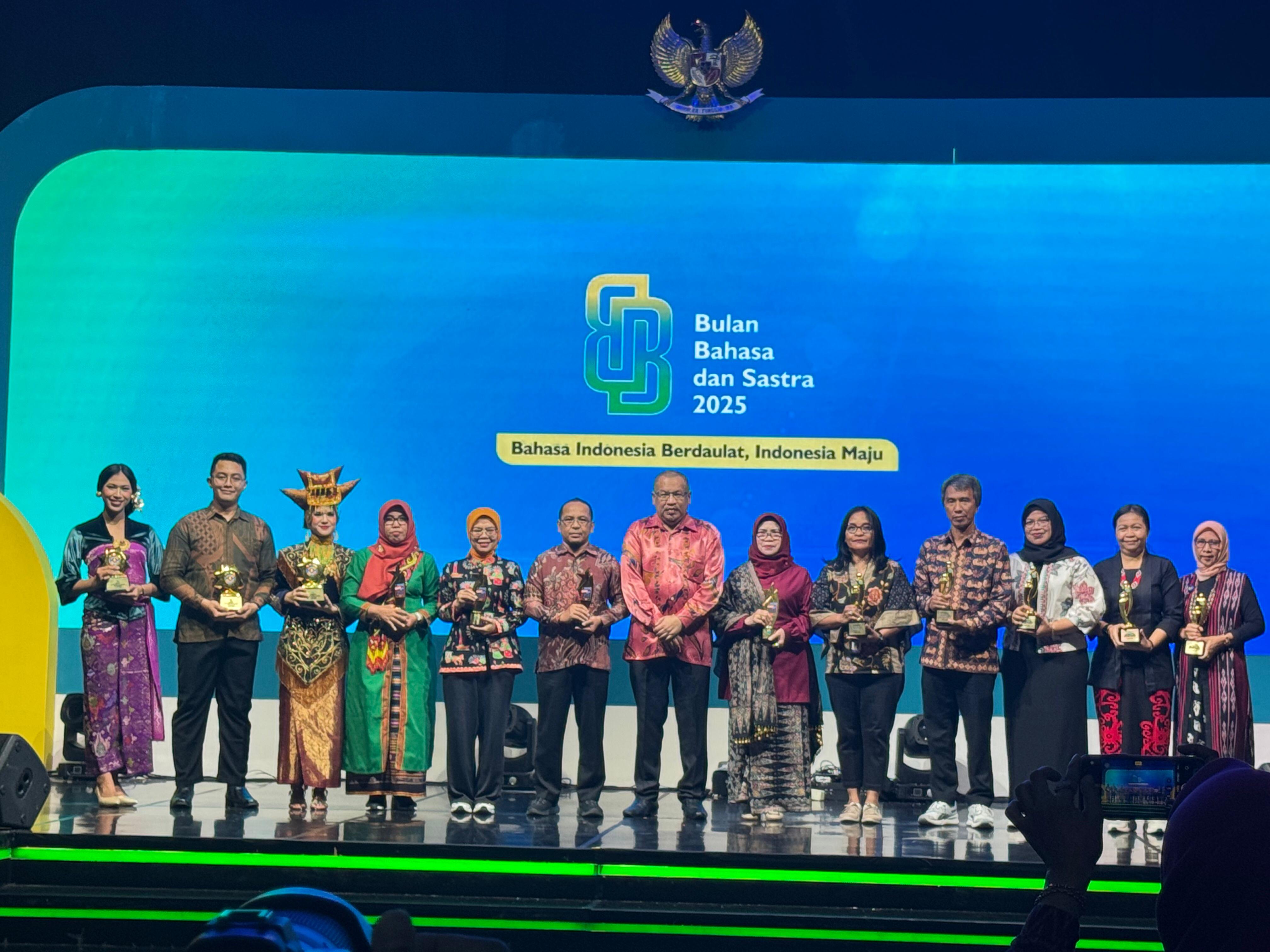 SMP Labschool Jakarta Raih Penghargaan Apresiasi Giat UKBI 2025